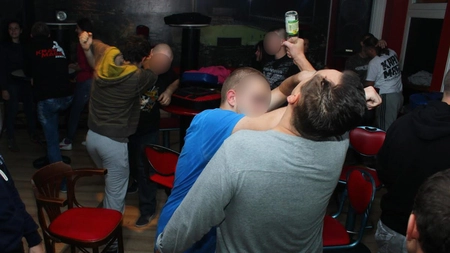Ieșenii nu se mai potolesc! 3 tineri au ajuns în cătușe după ce ar fi provocat scandal și ar fi luat la bătaie alte persoane, în Pașcani