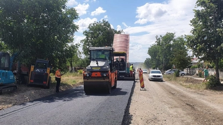 Trafic îngreunat pe DN28B, la ieșirea din Târgu Frumos din cauza unor lucrări de asfaltare - FOTO