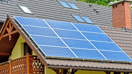 Câţi bani se dau de la stat pentru dosarul de panouri fotovoltaice? Cum poţi participa şi tu la programul „Casa Verde”