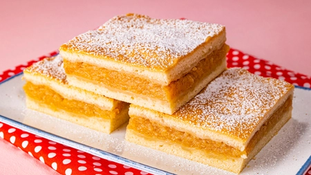 Plăcintă cu mere ca la bunica acasă. Gustul copilăriei într-o prăjitură aromată și gustoasă