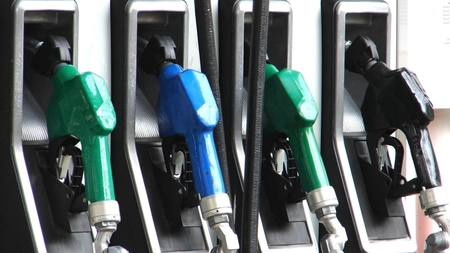 Guvernul amenință benzinarii cu legea speculei dacă cresc „nejustificat” prețurile la carburanți