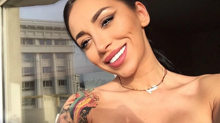 Ruby s-a fotografiat cu o burtică suspectă de gravidă. Este sau nu însărcinată?