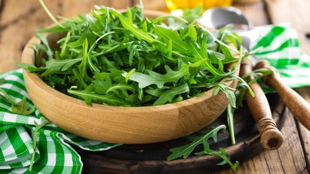 Rucola, contraindicații și beneficii. Cum poți include planta în alimentația zilnica?