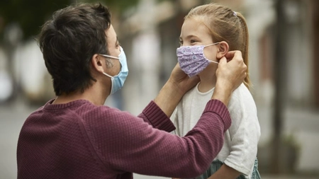 OMS vrea reintroducerea măştii de protecţie, în spaţiile deschise şi închise