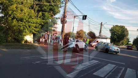 Accident rutier în Lunca Cetățuii. Un șofer a intrat cu mașina într-un șanț - EXCLUSIV, FOTO