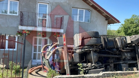 La un pas de tragedie în Miroslava unde o autoutilitară a intrat în gardul unei case, spulberând conducta cu gaze - EXCLUSIV/FOTO, UPDATE, VIDEO
