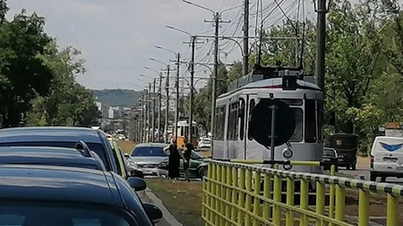 Accident rutier pe Calea Chişinăului. Coliziune între un tramvai şi un autoturism - EXCLUSIV, FOTO