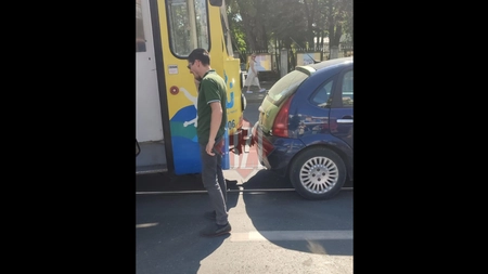 Accident rutier pe bulevardul Carol I. Un autoturism a intrat în coliziune cu un tramvai - EXCLUSIV, FOTO