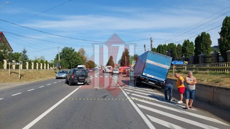 Accident rutier în Podu Iloaiei. Un SUV a fost izbit violent de un camion, în zona trecerii de pietoni. Poliţiştii şi medicii, prezenţi la faţa locului - EXCLUSIV, FOTO