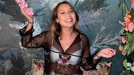 Alexandra Duli a pozat fără sutien pe Instagram. Fosta Războinică poartă o rochiță din plasă