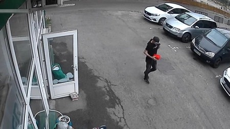 Se oferă recompensă pentru identificarea hoțului ce a spart apartamentul unui bărbat din Bistriţa - VIDEO