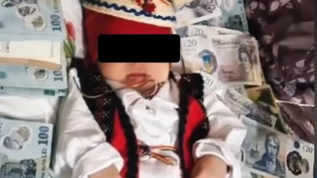 Ultimul trend la botez: Bebeluşul culcat pe un pat de bancnote