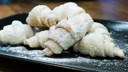 Cornulețe fragede cu untură și apă minerală. Trucuri simple pentru un desert delicios