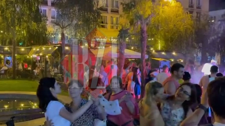Imagini de colecţie surprinse la Iaşi! Ion Suruceanu a scos sute de oameni din casă pentru o seară de neuitat la Cafeneaua Piaţa Unirii - FOTO, VIDEO
