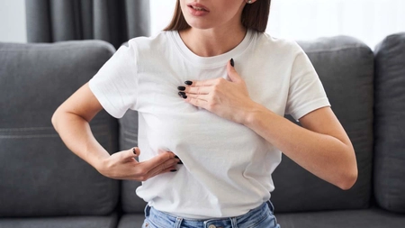 Legătura strânsă dintre dereglările hormonale și durerile de sâni. Iată ce provoacă mastodinia