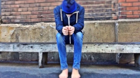 Elevul din Oradea, care a vrut să-i taie gâtul unui băiat pentru că nu a îngenuncheat în faţa lui, a scăpat de arestul preventiv