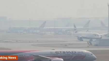 Incendiu de vegetaţie izbucnit lângă Londra. Fumul degajat ar putea afecta zborurile de pe aeroportul Heathrow