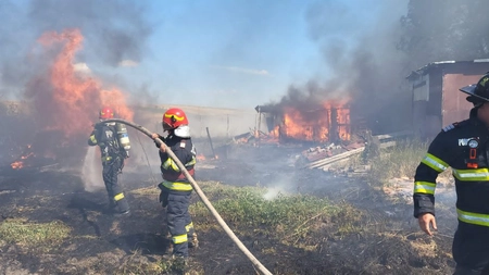Incendiu de vegetaţie uscată în comuna Leţcani. Flăcările s-au propagat la o locuinţă - EXCLUSIV, FOTO
