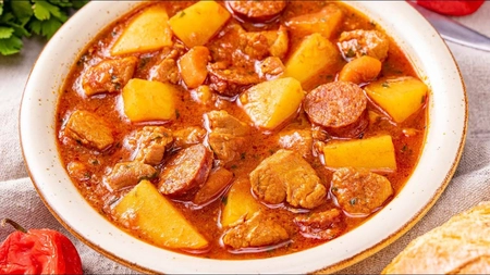 Mâncare felul 2 cu carne de porc. Cea mai suculentă și aromată rețetă pentru un gulaș de excepție