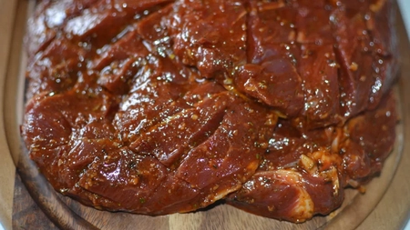 Pastrama de oaie la ceaun. De ce condimente ai nevoie ca să-ți iasă carnea aromată