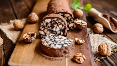 Salam de biscuiți cu ciocolată, un desert irezistibil. Rețeta delicioasă care îți va aminti de vremea copilăriei
