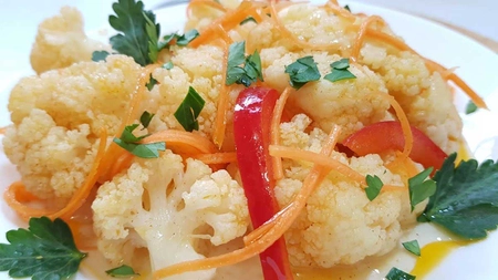 Salată de crudități pentru iarnă cu conopidă, un deliciu pe masa oricui