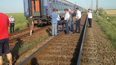 Trenul Iași - Timișoara Nord a rămas în câmp, la doar câțiva kilometri de Pașcani! Locomotiva s-a defectat la doar după o oră de la plecarea din Capitala Moldovei - EXCLUSIV
