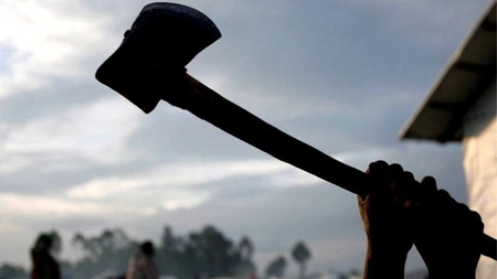 Un bărbat recalcitrant, aflat în stare de ebrietate, a fost arestat preventiv după ce a sărit cu un topor la poliţişti