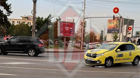 Accident rutier la Cotnari. Două autoturisme implicate, dintre care un taxi - EXCLUSIV, FOTO