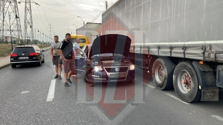 Accident rutier în municipiul Iași. O șoferiță a acroșat un camion - EXCLUSIV, FOTO