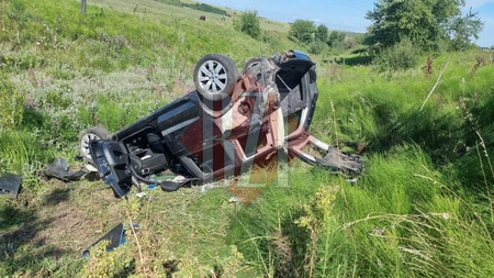 Accident rutier în comuna Butea, judeţul Iaşi. Patru persoane au fost rănite, după ce mașina în care se aflau s-a răsturnat. Șoferul a intrat cu viteză în curbă - EXCLUSIV, FOTO, UPDATE, VIDEO