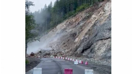 Căderi masive de bolovani pe drumurile din Suceava. Traficul rămâne închis între localitățile sucevene Crucea și Broșteni