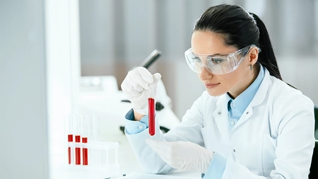 Cinci analize esențiale pentru diagnosticarea afecțiunilor tiroidiene. De ce trebuie să ții cont înainte de recoltarea probelor?