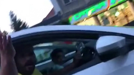 Copil de 10 ani, la volanul unei mașini, pe o stradă principală din Brașov