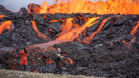 Erupţie vulcanică în apropiere de capitala Islandei. Jeturile de lavă par a fi o atracţie turistică, în ciuda recomandărilor autorităţilor