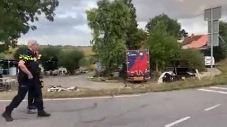 Cel puţin doi morţi şi mai mulţi răniţi, după ce un camion a intrat într-o mulţime de oameni, în Olanda