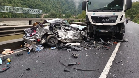 Accident rutier îngrozitor pe Valea Oltului. O mamă a murit strivită cu copilul în braţe
