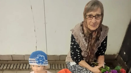Povestea emoționantă a pensionarei care face bani la ieșirea din metrou