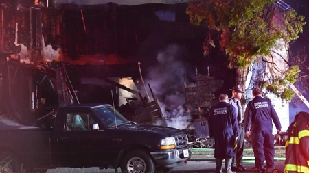 Un pompier chemat să stingă un incendiu soldat cu 10 morți a constatat îngrozit că victimele erau din propria familie