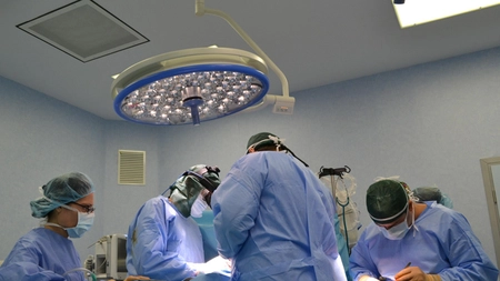 Ce făcea o asistentă de la Fundeni în timpul unui transplant. Chirurgul a răbufnit!