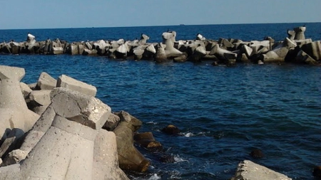 Marea nu stă pe loc şi continuă numărătoarea victimelor. A fost găsit trupul unui tânăr de 21 de ani între stabilopozii de la Costineşti
