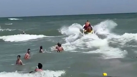 Steagul roşu este din nou arborat pe litoralul românesc, după ce trei turişti au fost salvaţi de salvamari în staţiunea Jupiter