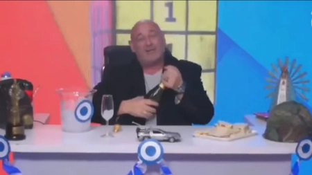 În Argentina s-a sărbătorit moartea Reginei Elisabeta a II-a! S-a deschis și șampania - VIDEO