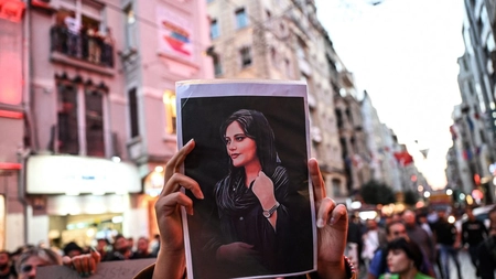Protestele zguduie Iranul. Mahsa Amini a fost arestată de „poliția moralității