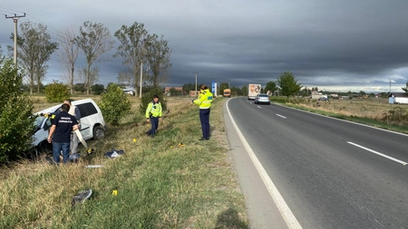 Accident mortal în judeţul Buzău! Un şofer a pierdut controlul volanului şi s-a răsturnat cu maşina într-o curbă - FOTO, UPDATE