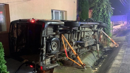 Un microbuz plin cu călători s-a răsturnat la Seini, în Maramureş. Patru oameni au rămas blocaţi în interior