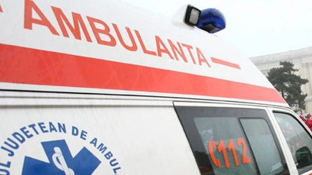 Un copil de 2 ani a căzut de la etajul 4, după ce s-a rezemat de fereastră
