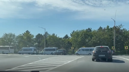 Coadă interminabilă de autobuze, surprinsă la ieșirea din Bălți, Moldova - VIDEO