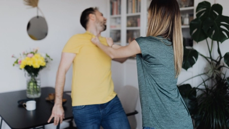 Ce a pățit un austriac de 64 de ani după ce a fost prins că-și înșală nevasta cu o femeie de serviciu româncă, mult mai tânără
