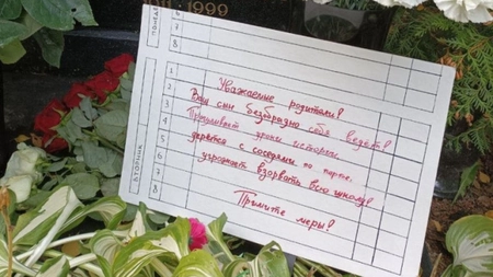 Activiştii anti-război au lăsat un mesaj la mormântul părinţilor lui Putin: „Fiul dumneavoastră se poartă urât!”